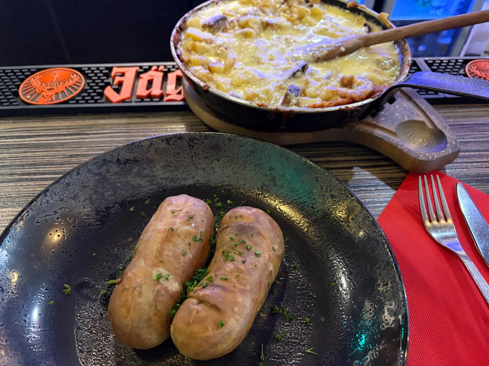Deux saucisses sur une assiette.