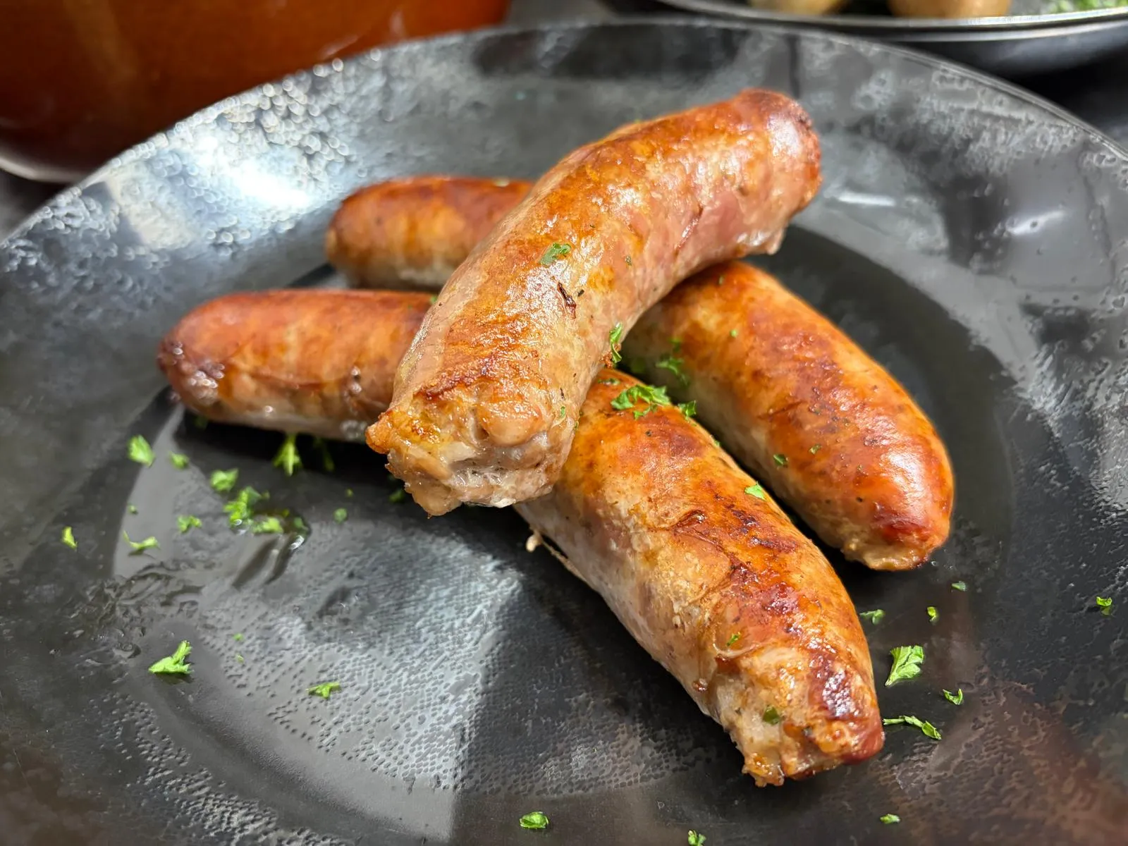 Assiette de viande avec légumes et pommes de terre.