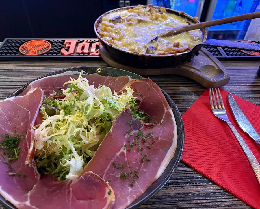 Assiette de charcuterie avec salade.