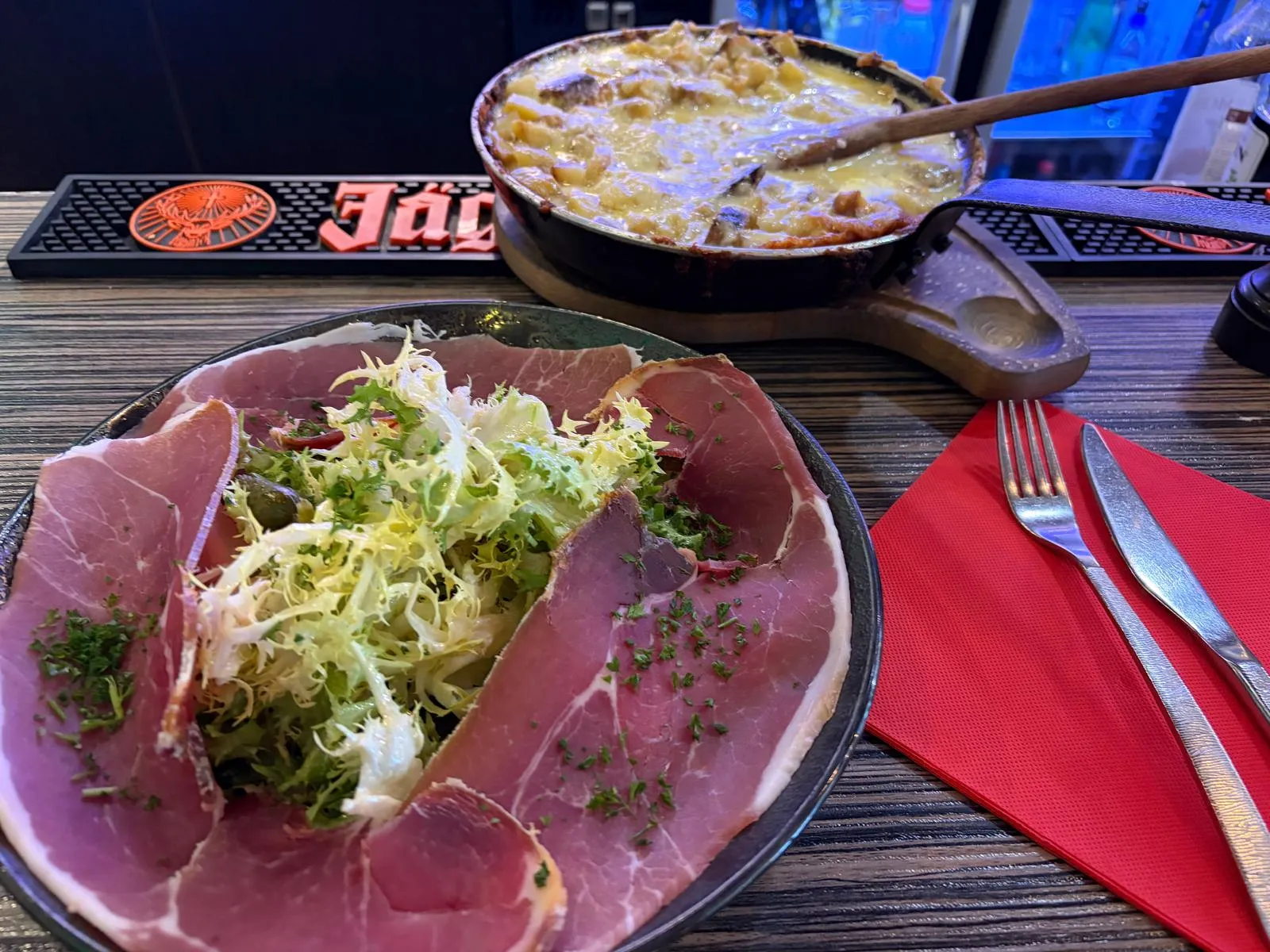 Trois saucisses sur une assiette.