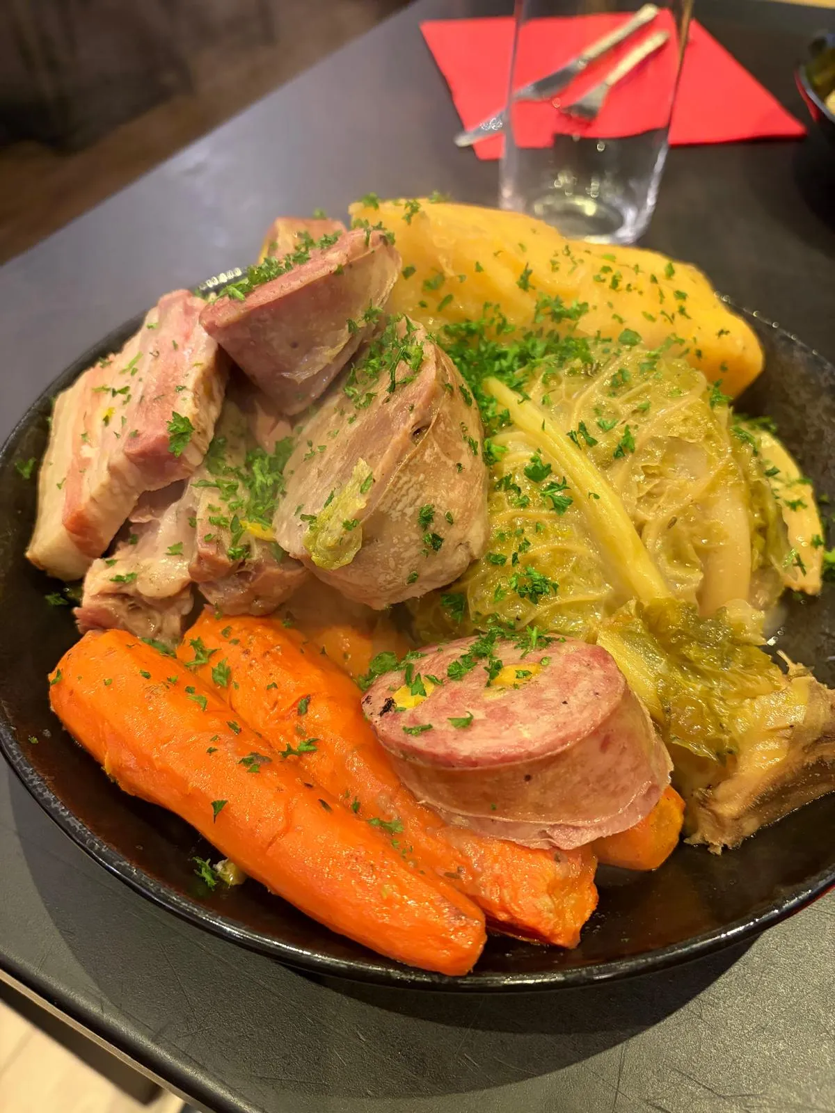 Assiette de viande avec légumes et pommes de terre.