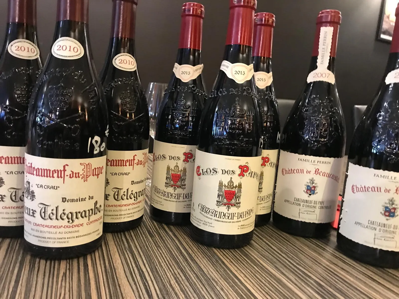 Plusieurs bouteilles de vin alignées.
