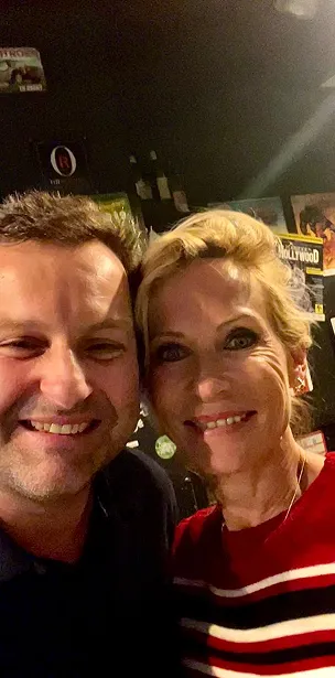 Selfie d’un couple souriant.