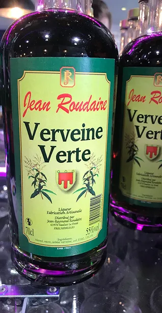 Bouteilles de liqueur « Verveine Verte ».